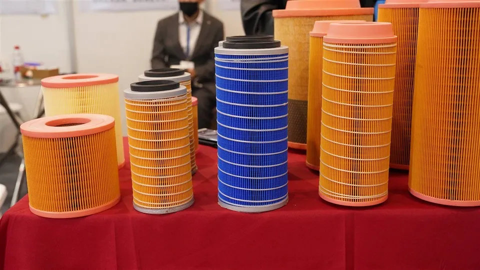 Suku Cadang Mesin Pendatang Baru Filter Oli Perak Berkualitas Tinggi